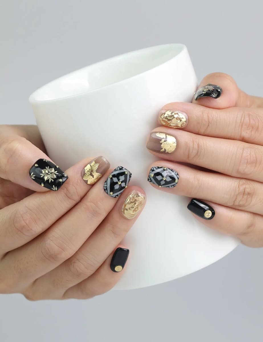 Gilded Noir – image 5